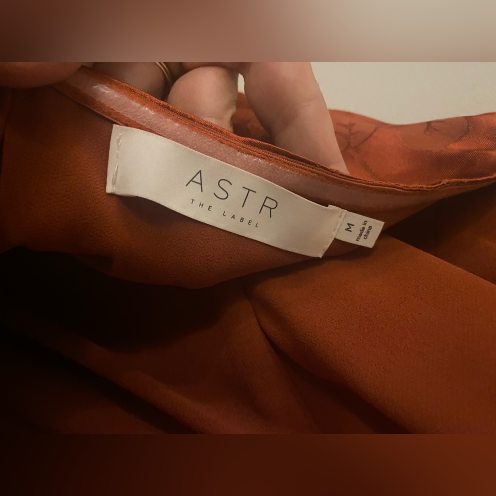 NWOT ASTR Marissa Dress Rust size M pristine condition - Picture 4 of 13